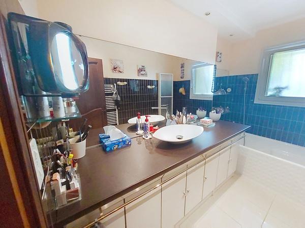 Villa La Seyne Sur Mer de 8 pièces de 221 m² avec piscine et garage sur un terrain de 886 m2