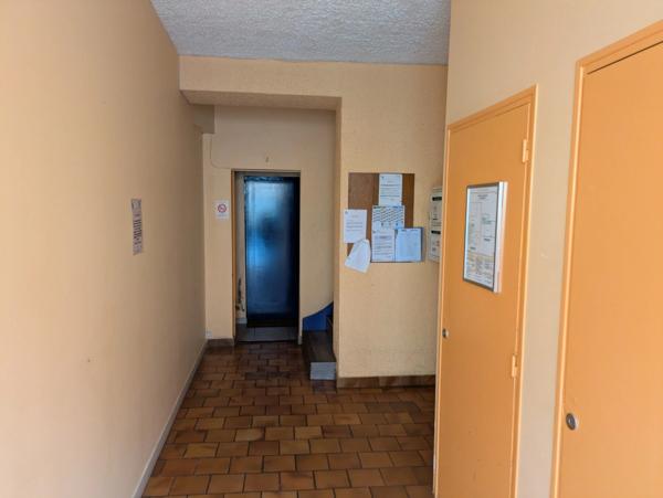 LORIENT CENTRE STUDIO DE 27 M² ENVIRON AVEC CAVE ET TERASSE COMMUNE