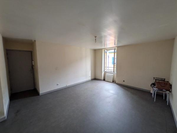 LORIENT CENTRE STUDIO DE 27 M² ENVIRON AVEC CAVE ET TERASSE COMMUNE