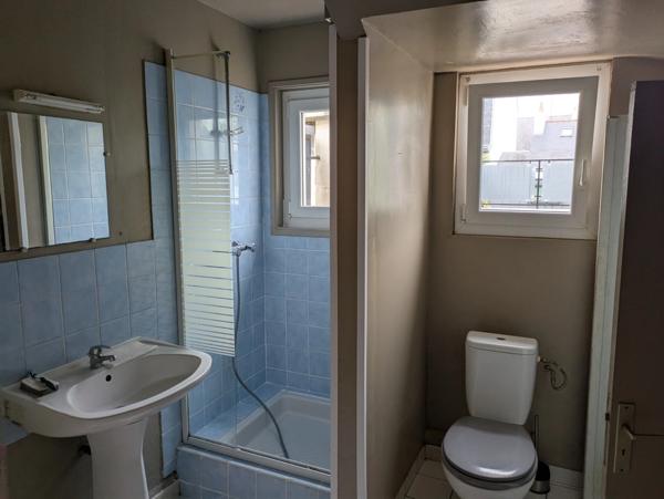 LORIENT CENTRE STUDIO DE 27 M² ENVIRON AVEC CAVE ET TERASSE COMMUNE