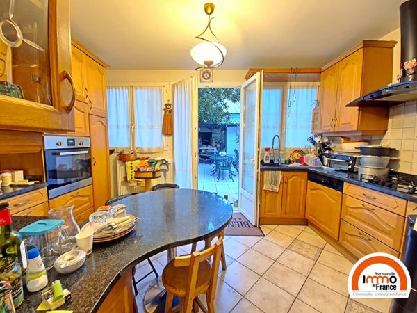 Ensemble immobilier de 440m²  Petit-Quevilly :  maison briques et silex + entrepôt / garage