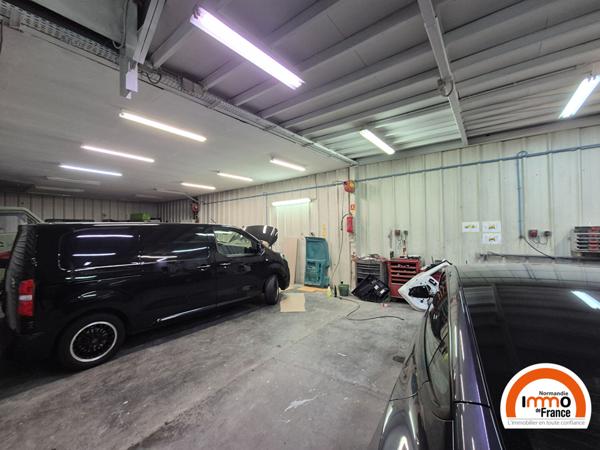 Ensemble immobilier de 440m²  Petit-Quevilly :  maison briques et silex + entrepôt / garage