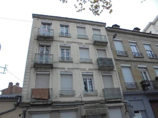 F2 SUR LA PLACE VILLEBOEUF