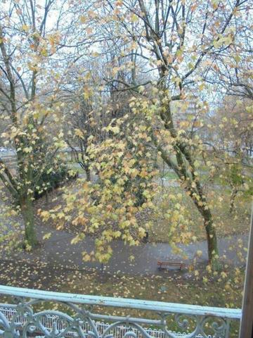 F2 SUR LA PLACE VILLEBOEUF