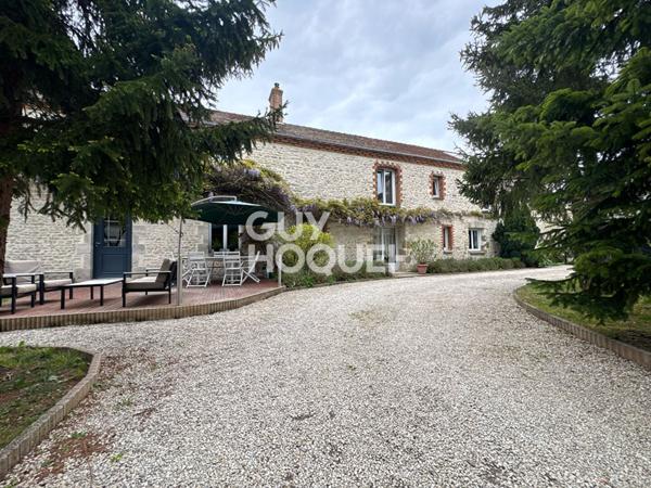 Maison ancienne spacieuse avec 200 m² de dépendances!