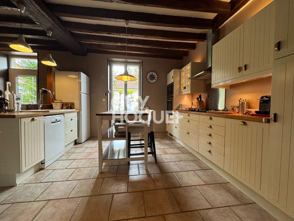 Maison ancienne spacieuse avec 200 m² de dépendances!