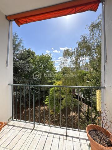 Bel appartement de 70 m² situé au 2ᵉ étage d’une résidence sécurisée, calme et appréciée. Dès l’entrée, vous découvrirez une entrée spacieuse qui dessert agréablement les différentes pièces de l’appartement.

L’espace de vie se compose d’un double séjour / salle à manger lumineux, offrant un accès direct à un balcon très bien exposé, idéal pour profiter pleinement de la lumière naturelle et des beaux jours. La cuisine indépendante, fonctionnelle, est complétée par un cellier, offrant un espace de rangement supplémentaire. La partie nuit est accessible par un couloir qui dessert trois chambres, ainsi qu’une salle d’eau et un WC indépendant.

L’appartement bénéficie également de plusieurs améliorations appréciables : toutes les fenêtres ont été remplacées par du double vitrage PVC et la porte-fenêtre du séjour est équipée d’un volet roulant électrique.

Pour compléter ce bien, vous disposerez d’une place de stationnement privative située dans un box, ainsi que d’une cave privative. Quelques travaux de rafraîchissement sont à prévoir, offrant la possibilité de remettre l’appartement au goût du jour et de créer un intérieur à votre image.

Les + du bien :

* 70 m²
* 3 chambres
* 2ᵉ étage
* Double séjour / salle à manger
* Balcon très bien exposé et lumineux
* Cuisine indépendante avec cellier
* Salle d’eau
* WC séparé
* Double vitrage PVC sur l’ensemble des fenêtres
* Volet roulant électrique sur la porte-fenêtre du séjour
* Parking privatif en box
* Cave privative
* Résidence sécurisée, calme et recherchée
* Quelques rafraîchissements à prévoir

Un appartement offrant un beau potentiel, idéal pour une famille ou un projet d’investissement, dans un environnement résidentiel calme et agréable.
