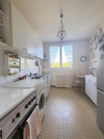 Bel appartement de 70 m² situé au 2ᵉ étage d’une résidence sécurisée, calme et appréciée. Dès l’entrée, vous découvrirez une entrée spacieuse qui dessert agréablement les différentes pièces de l’appartement.

L’espace de vie se compose d’un double séjour / salle à manger lumineux, offrant un accès direct à un balcon très bien exposé, idéal pour profiter pleinement de la lumière naturelle et des beaux jours. La cuisine indépendante, fonctionnelle, est complétée par un cellier, offrant un espace de rangement supplémentaire. La partie nuit est accessible par un couloir qui dessert trois chambres, ainsi qu’une salle d’eau et un WC indépendant.

L’appartement bénéficie également de plusieurs améliorations appréciables : toutes les fenêtres ont été remplacées par du double vitrage PVC et la porte-fenêtre du séjour est équipée d’un volet roulant électrique.

Pour compléter ce bien, vous disposerez d’une place de stationnement privative située dans un box, ainsi que d’une cave privative. Quelques travaux de rafraîchissement sont à prévoir, offrant la possibilité de remettre l’appartement au goût du jour et de créer un intérieur à votre image.

Les + du bien :

* 70 m²
* 3 chambres
* 2ᵉ étage
* Double séjour / salle à manger
* Balcon très bien exposé et lumineux
* Cuisine indépendante avec cellier
* Salle d’eau
* WC séparé
* Double vitrage PVC sur l’ensemble des fenêtres
* Volet roulant électrique sur la porte-fenêtre du séjour
* Parking privatif en box
* Cave privative
* Résidence sécurisée, calme et recherchée
* Quelques rafraîchissements à prévoir

Un appartement offrant un beau potentiel, idéal pour une famille ou un projet d’investissement, dans un environnement résidentiel calme et agréable.