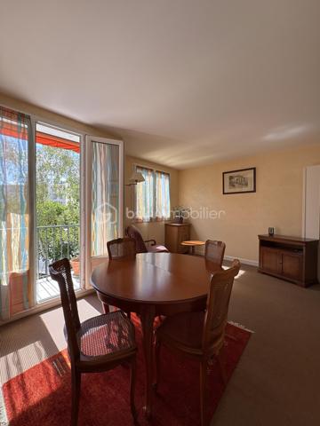 Bel appartement de 70 m² situé au 2ᵉ étage d’une résidence sécurisée, calme et appréciée. Dès l’entrée, vous découvrirez une entrée spacieuse qui dessert agréablement les différentes pièces de l’appartement.

L’espace de vie se compose d’un double séjour / salle à manger lumineux, offrant un accès direct à un balcon très bien exposé, idéal pour profiter pleinement de la lumière naturelle et des beaux jours. La cuisine indépendante, fonctionnelle, est complétée par un cellier, offrant un espace de rangement supplémentaire. La partie nuit est accessible par un couloir qui dessert trois chambres, ainsi qu’une salle d’eau et un WC indépendant.

L’appartement bénéficie également de plusieurs améliorations appréciables : toutes les fenêtres ont été remplacées par du double vitrage PVC et la porte-fenêtre du séjour est équipée d’un volet roulant électrique.

Pour compléter ce bien, vous disposerez d’une place de stationnement privative située dans un box, ainsi que d’une cave privative. Quelques travaux de rafraîchissement sont à prévoir, offrant la possibilité de remettre l’appartement au goût du jour et de créer un intérieur à votre image.

Les + du bien :

* 70 m²
* 3 chambres
* 2ᵉ étage
* Double séjour / salle à manger
* Balcon très bien exposé et lumineux
* Cuisine indépendante avec cellier
* Salle d’eau
* WC séparé
* Double vitrage PVC sur l’ensemble des fenêtres
* Volet roulant électrique sur la porte-fenêtre du séjour
* Parking privatif en box
* Cave privative
* Résidence sécurisée, calme et recherchée
* Quelques rafraîchissements à prévoir

Un appartement offrant un beau potentiel, idéal pour une famille ou un projet d’investissement, dans un environnement résidentiel calme et agréable.