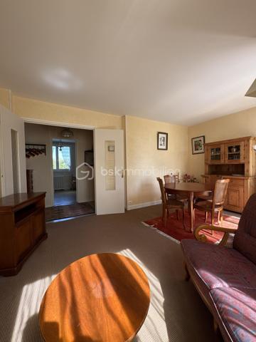 Bel appartement de 70 m² situé au 2ᵉ étage d’une résidence sécurisée, calme et appréciée. Dès l’entrée, vous découvrirez une entrée spacieuse qui dessert agréablement les différentes pièces de l’appartement.

L’espace de vie se compose d’un double séjour / salle à manger lumineux, offrant un accès direct à un balcon très bien exposé, idéal pour profiter pleinement de la lumière naturelle et des beaux jours. La cuisine indépendante, fonctionnelle, est complétée par un cellier, offrant un espace de rangement supplémentaire. La partie nuit est accessible par un couloir qui dessert trois chambres, ainsi qu’une salle d’eau et un WC indépendant.

L’appartement bénéficie également de plusieurs améliorations appréciables : toutes les fenêtres ont été remplacées par du double vitrage PVC et la porte-fenêtre du séjour est équipée d’un volet roulant électrique.

Pour compléter ce bien, vous disposerez d’une place de stationnement privative située dans un box, ainsi que d’une cave privative. Quelques travaux de rafraîchissement sont à prévoir, offrant la possibilité de remettre l’appartement au goût du jour et de créer un intérieur à votre image.

Les + du bien :

* 70 m²
* 3 chambres
* 2ᵉ étage
* Double séjour / salle à manger
* Balcon très bien exposé et lumineux
* Cuisine indépendante avec cellier
* Salle d’eau
* WC séparé
* Double vitrage PVC sur l’ensemble des fenêtres
* Volet roulant électrique sur la porte-fenêtre du séjour
* Parking privatif en box
* Cave privative
* Résidence sécurisée, calme et recherchée
* Quelques rafraîchissements à prévoir

Un appartement offrant un beau potentiel, idéal pour une famille ou un projet d’investissement, dans un environnement résidentiel calme et agréable.