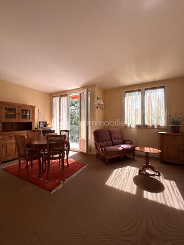 Bel appartement de 70 m² situé au 2ᵉ étage d’une résidence sécurisée, calme et appréciée. Dès l’entrée, vous découvrirez une entrée spacieuse qui dessert agréablement les différentes pièces de l’appartement.

L’espace de vie se compose d’un double séjour / salle à manger lumineux, offrant un accès direct à un balcon très bien exposé, idéal pour profiter pleinement de la lumière naturelle et des beaux jours. La cuisine indépendante, fonctionnelle, est complétée par un cellier, offrant un espace de rangement supplémentaire. La partie nuit est accessible par un couloir qui dessert trois chambres, ainsi qu’une salle d’eau et un WC indépendant.

L’appartement bénéficie également de plusieurs améliorations appréciables : toutes les fenêtres ont été remplacées par du double vitrage PVC et la porte-fenêtre du séjour est équipée d’un volet roulant électrique.

Pour compléter ce bien, vous disposerez d’une place de stationnement privative située dans un box, ainsi que d’une cave privative. Quelques travaux de rafraîchissement sont à prévoir, offrant la possibilité de remettre l’appartement au goût du jour et de créer un intérieur à votre image.

Les + du bien :

* 70 m²
* 3 chambres
* 2ᵉ étage
* Double séjour / salle à manger
* Balcon très bien exposé et lumineux
* Cuisine indépendante avec cellier
* Salle d’eau
* WC séparé
* Double vitrage PVC sur l’ensemble des fenêtres
* Volet roulant électrique sur la porte-fenêtre du séjour
* Parking privatif en box
* Cave privative
* Résidence sécurisée, calme et recherchée
* Quelques rafraîchissements à prévoir

Un appartement offrant un beau potentiel, idéal pour une famille ou un projet d’investissement, dans un environnement résidentiel calme et agréable.