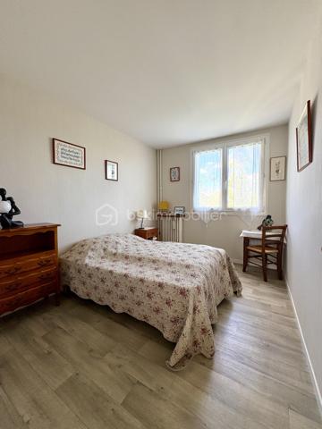 Bel appartement de 70 m² situé au 2ᵉ étage d’une résidence sécurisée, calme et appréciée. Dès l’entrée, vous découvrirez une entrée spacieuse qui dessert agréablement les différentes pièces de l’appartement.

L’espace de vie se compose d’un double séjour / salle à manger lumineux, offrant un accès direct à un balcon très bien exposé, idéal pour profiter pleinement de la lumière naturelle et des beaux jours. La cuisine indépendante, fonctionnelle, est complétée par un cellier, offrant un espace de rangement supplémentaire. La partie nuit est accessible par un couloir qui dessert trois chambres, ainsi qu’une salle d’eau et un WC indépendant.

L’appartement bénéficie également de plusieurs améliorations appréciables : toutes les fenêtres ont été remplacées par du double vitrage PVC et la porte-fenêtre du séjour est équipée d’un volet roulant électrique.

Pour compléter ce bien, vous disposerez d’une place de stationnement privative située dans un box, ainsi que d’une cave privative. Quelques travaux de rafraîchissement sont à prévoir, offrant la possibilité de remettre l’appartement au goût du jour et de créer un intérieur à votre image.

Les + du bien :

* 70 m²
* 3 chambres
* 2ᵉ étage
* Double séjour / salle à manger
* Balcon très bien exposé et lumineux
* Cuisine indépendante avec cellier
* Salle d’eau
* WC séparé
* Double vitrage PVC sur l’ensemble des fenêtres
* Volet roulant électrique sur la porte-fenêtre du séjour
* Parking privatif en box
* Cave privative
* Résidence sécurisée, calme et recherchée
* Quelques rafraîchissements à prévoir

Un appartement offrant un beau potentiel, idéal pour une famille ou un projet d’investissement, dans un environnement résidentiel calme et agréable.