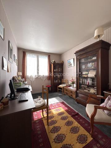 Bel appartement de 70 m² situé au 2ᵉ étage d’une résidence sécurisée, calme et appréciée. Dès l’entrée, vous découvrirez une entrée spacieuse qui dessert agréablement les différentes pièces de l’appartement.

L’espace de vie se compose d’un double séjour / salle à manger lumineux, offrant un accès direct à un balcon très bien exposé, idéal pour profiter pleinement de la lumière naturelle et des beaux jours. La cuisine indépendante, fonctionnelle, est complétée par un cellier, offrant un espace de rangement supplémentaire. La partie nuit est accessible par un couloir qui dessert trois chambres, ainsi qu’une salle d’eau et un WC indépendant.

L’appartement bénéficie également de plusieurs améliorations appréciables : toutes les fenêtres ont été remplacées par du double vitrage PVC et la porte-fenêtre du séjour est équipée d’un volet roulant électrique.

Pour compléter ce bien, vous disposerez d’une place de stationnement privative située dans un box, ainsi que d’une cave privative. Quelques travaux de rafraîchissement sont à prévoir, offrant la possibilité de remettre l’appartement au goût du jour et de créer un intérieur à votre image.

Les + du bien :

* 70 m²
* 3 chambres
* 2ᵉ étage
* Double séjour / salle à manger
* Balcon très bien exposé et lumineux
* Cuisine indépendante avec cellier
* Salle d’eau
* WC séparé
* Double vitrage PVC sur l’ensemble des fenêtres
* Volet roulant électrique sur la porte-fenêtre du séjour
* Parking privatif en box
* Cave privative
* Résidence sécurisée, calme et recherchée
* Quelques rafraîchissements à prévoir

Un appartement offrant un beau potentiel, idéal pour une famille ou un projet d’investissement, dans un environnement résidentiel calme et agréable.