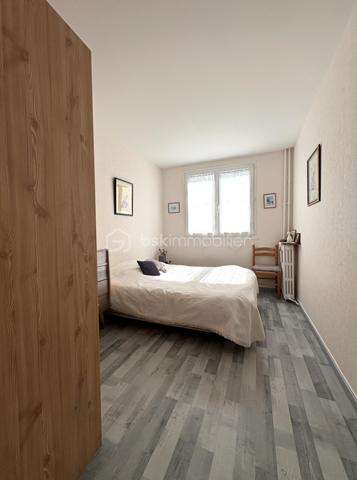 Bel appartement de 70 m² situé au 2ᵉ étage d’une résidence sécurisée, calme et appréciée. Dès l’entrée, vous découvrirez une entrée spacieuse qui dessert agréablement les différentes pièces de l’appartement.

L’espace de vie se compose d’un double séjour / salle à manger lumineux, offrant un accès direct à un balcon très bien exposé, idéal pour profiter pleinement de la lumière naturelle et des beaux jours. La cuisine indépendante, fonctionnelle, est complétée par un cellier, offrant un espace de rangement supplémentaire. La partie nuit est accessible par un couloir qui dessert trois chambres, ainsi qu’une salle d’eau et un WC indépendant.

L’appartement bénéficie également de plusieurs améliorations appréciables : toutes les fenêtres ont été remplacées par du double vitrage PVC et la porte-fenêtre du séjour est équipée d’un volet roulant électrique.

Pour compléter ce bien, vous disposerez d’une place de stationnement privative située dans un box, ainsi que d’une cave privative. Quelques travaux de rafraîchissement sont à prévoir, offrant la possibilité de remettre l’appartement au goût du jour et de créer un intérieur à votre image.

Les + du bien :

* 70 m²
* 3 chambres
* 2ᵉ étage
* Double séjour / salle à manger
* Balcon très bien exposé et lumineux
* Cuisine indépendante avec cellier
* Salle d’eau
* WC séparé
* Double vitrage PVC sur l’ensemble des fenêtres
* Volet roulant électrique sur la porte-fenêtre du séjour
* Parking privatif en box
* Cave privative
* Résidence sécurisée, calme et recherchée
* Quelques rafraîchissements à prévoir

Un appartement offrant un beau potentiel, idéal pour une famille ou un projet d’investissement, dans un environnement résidentiel calme et agréable.