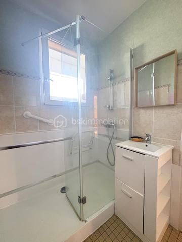 Bel appartement de 70 m² situé au 2ᵉ étage d’une résidence sécurisée, calme et appréciée. Dès l’entrée, vous découvrirez une entrée spacieuse qui dessert agréablement les différentes pièces de l’appartement.

L’espace de vie se compose d’un double séjour / salle à manger lumineux, offrant un accès direct à un balcon très bien exposé, idéal pour profiter pleinement de la lumière naturelle et des beaux jours. La cuisine indépendante, fonctionnelle, est complétée par un cellier, offrant un espace de rangement supplémentaire. La partie nuit est accessible par un couloir qui dessert trois chambres, ainsi qu’une salle d’eau et un WC indépendant.

L’appartement bénéficie également de plusieurs améliorations appréciables : toutes les fenêtres ont été remplacées par du double vitrage PVC et la porte-fenêtre du séjour est équipée d’un volet roulant électrique.

Pour compléter ce bien, vous disposerez d’une place de stationnement privative située dans un box, ainsi que d’une cave privative. Quelques travaux de rafraîchissement sont à prévoir, offrant la possibilité de remettre l’appartement au goût du jour et de créer un intérieur à votre image.

Les + du bien :

* 70 m²
* 3 chambres
* 2ᵉ étage
* Double séjour / salle à manger
* Balcon très bien exposé et lumineux
* Cuisine indépendante avec cellier
* Salle d’eau
* WC séparé
* Double vitrage PVC sur l’ensemble des fenêtres
* Volet roulant électrique sur la porte-fenêtre du séjour
* Parking privatif en box
* Cave privative
* Résidence sécurisée, calme et recherchée
* Quelques rafraîchissements à prévoir

Un appartement offrant un beau potentiel, idéal pour une famille ou un projet d’investissement, dans un environnement résidentiel calme et agréable.