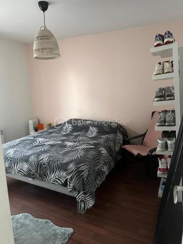 STE LUCE SUR LOIRE  Proche périphérique, à 10mns de Nantes Est et desservi par bus et le Chronobus C7,
APPARTEMENT T3 spacieux de 70m2 avec terrasse dans un résidence de 2012. DPE C
Vous serez charmés par son espace de vie ouvert sur le salon séjour donnant sur la terrasse. Grâce à de nombreuses ouvertures, ce séjour salon cuisine sera baigné de lumière toute la journée.
La terrasse accueillera vos repas pour des moments de détente.
L'entrée agrémentée de placards dessert également le wc séparé.
Dans l'espace nuit à l'écart, vous bénéficierez de deux chambres équipées de placards et d'une salle de bain.
La résidence est sécurisée et bien entretenue. Un parking couvert pourra accueillir des véhicules supplémentaires.
Un box fermé est disponible en sus.
Venez découvrir cet appartement convivial et chaleureux aux portes de Nantes.