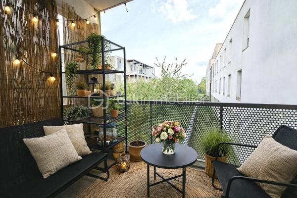 STE LUCE SUR LOIRE  Proche périphérique, à 10mns de Nantes Est et desservi par bus et le Chronobus C7,
APPARTEMENT T3 spacieux de 70m2 avec terrasse dans un résidence de 2012. DPE C
Vous serez charmés par son espace de vie ouvert sur le salon séjour donnant sur la terrasse. Grâce à de nombreuses ouvertures, ce séjour salon cuisine sera baigné de lumière toute la journée.
La terrasse accueillera vos repas pour des moments de détente.
L'entrée agrémentée de placards dessert également le wc séparé.
Dans l'espace nuit à l'écart, vous bénéficierez de deux chambres équipées de placards et d'une salle de bain.
La résidence est sécurisée et bien entretenue. Un parking couvert pourra accueillir des véhicules supplémentaires.
Un box fermé est disponible en sus.
Venez découvrir cet appartement convivial et chaleureux aux portes de Nantes.