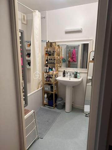 STE LUCE SUR LOIRE  Proche périphérique, à 10mns de Nantes Est et desservi par bus et le Chronobus C7,
APPARTEMENT T3 spacieux de 70m2 avec terrasse dans un résidence de 2012. DPE C
Vous serez charmés par son espace de vie ouvert sur le salon séjour donnant sur la terrasse. Grâce à de nombreuses ouvertures, ce séjour salon cuisine sera baigné de lumière toute la journée.
La terrasse accueillera vos repas pour des moments de détente.
L'entrée agrémentée de placards dessert également le wc séparé.
Dans l'espace nuit à l'écart, vous bénéficierez de deux chambres équipées de placards et d'une salle de bain.
La résidence est sécurisée et bien entretenue. Un parking couvert pourra accueillir des véhicules supplémentaires.
Un box fermé est disponible en sus.
Venez découvrir cet appartement convivial et chaleureux aux portes de Nantes.