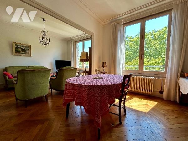 T5 traversant Est-Ouest au 4ème étage complété par une cave, grenier et un garage de 13.60 m2.