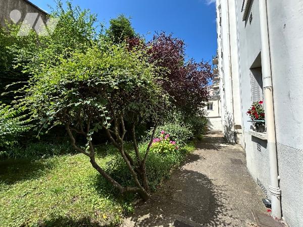 T5 traversant Est-Ouest au 4ème étage complété par une cave, grenier et un garage de 13.60 m2.