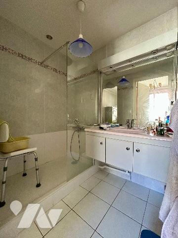 T5 traversant Est-Ouest au 4ème étage complété par une cave, grenier et un garage de 13.60 m2.