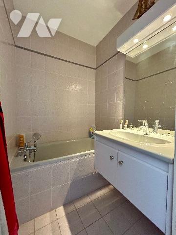 T5 traversant Est-Ouest au 4ème étage complété par une cave, grenier et un garage de 13.60 m2.