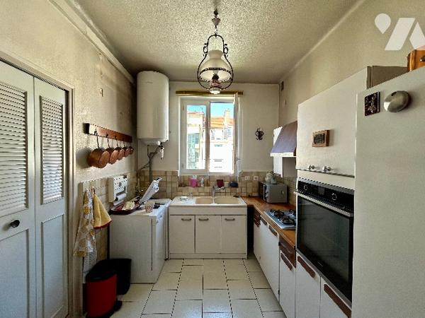 T5 traversant Est-Ouest au 4ème étage complété par une cave, grenier et un garage de 13.60 m2.