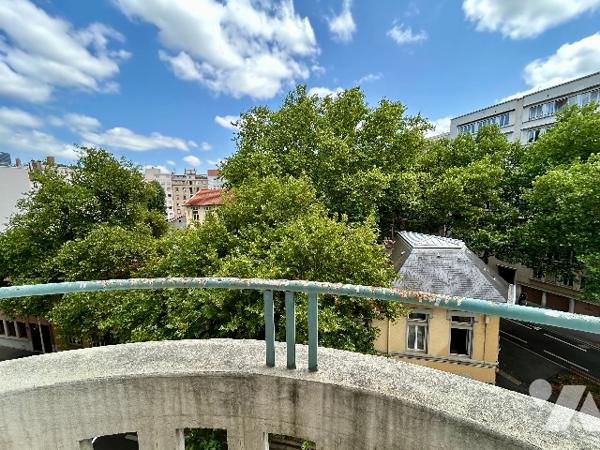 T5 traversant Est-Ouest au 4ème étage complété par une cave, grenier et un garage de 13.60 m2.