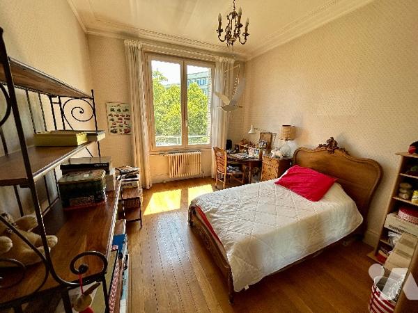 T5 traversant Est-Ouest au 4ème étage complété par une cave, grenier et un garage de 13.60 m2.