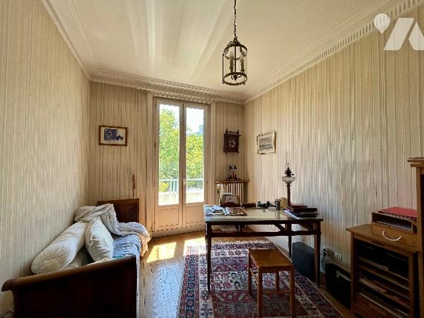 T5 traversant Est-Ouest au 4ème étage complété par une cave, grenier et un garage de 13.60 m2.