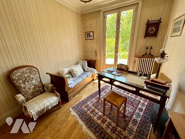 T5 traversant Est-Ouest au 4ème étage complété par une cave, grenier et un garage de 13.60 m2.