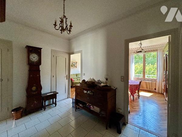 T5 traversant Est-Ouest au 4ème étage complété par une cave, grenier et un garage de 13.60 m2.