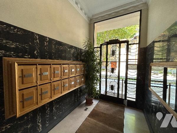 T5 traversant Est-Ouest au 4ème étage complété par une cave, grenier et un garage de 13.60 m2.