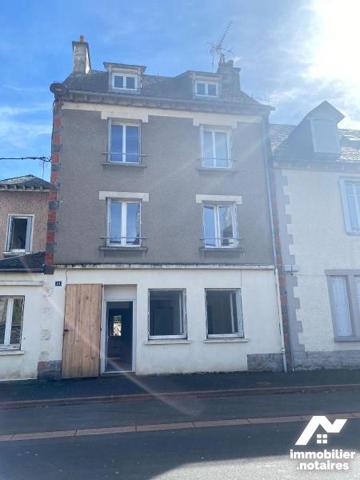 A vendre à Mauriac, bel immeuble de rapport dans une des rues principales de la ville composé c...