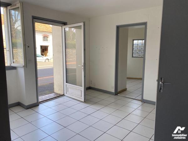 A vendre à Mauriac, bel immeuble de rapport dans une des rues principales de la ville composé c...