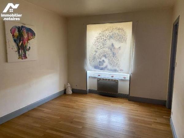 A VENDRE dans centre-ville de MAURIAC (Cantal),  bel immeuble de rapport composé comme suit :
...