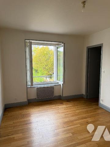 A VENDRE dans centre-ville de MAURIAC (Cantal),  bel immeuble de rapport composé comme suit :
...