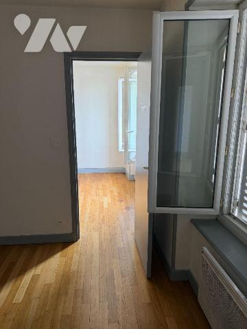 A VENDRE dans centre-ville de MAURIAC (Cantal),  bel immeuble de rapport composé comme suit :
...