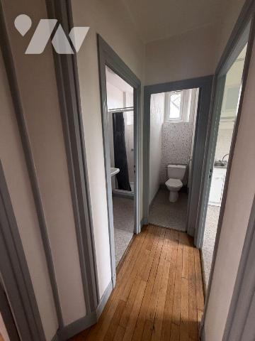 A VENDRE dans centre-ville de MAURIAC (Cantal),  bel immeuble de rapport composé comme suit :
...