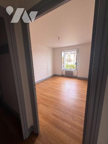 A VENDRE dans centre-ville de MAURIAC (Cantal),  bel immeuble de rapport composé comme suit :
...