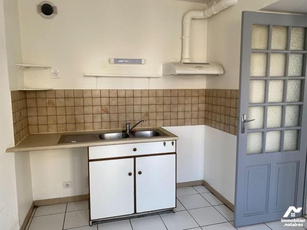 A vendre à Mauriac, bel immeuble de rapport dans une des rues principales de la ville composé c...