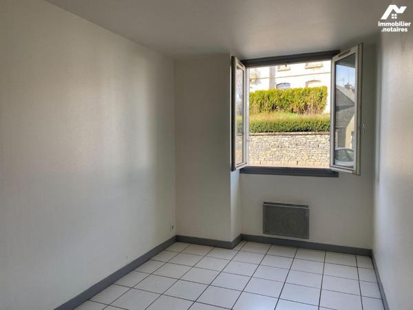 A vendre à Mauriac, bel immeuble de rapport dans une des rues principales de la ville composé c...