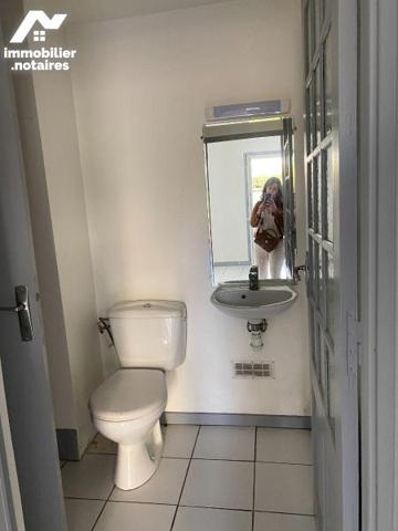 A vendre à Mauriac, bel immeuble de rapport dans une des rues principales de la ville composé c...