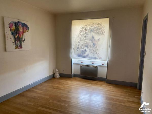 A vendre à Mauriac, bel immeuble de rapport dans une des rues principales de la ville composé c...