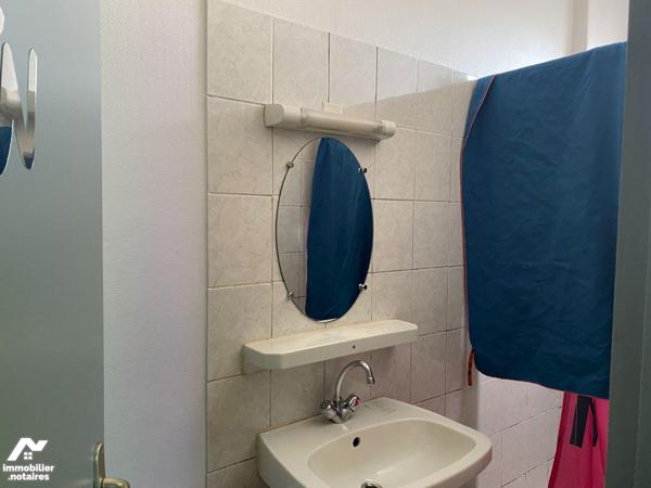 A vendre à Mauriac, bel immeuble de rapport dans une des rues principales de la ville composé c...