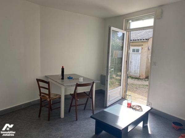 A vendre à Mauriac, bel immeuble de rapport dans une des rues principales de la ville composé c...