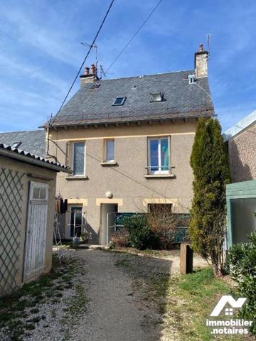 A vendre à Mauriac, bel immeuble de rapport dans une des rues principales de la ville composé c...