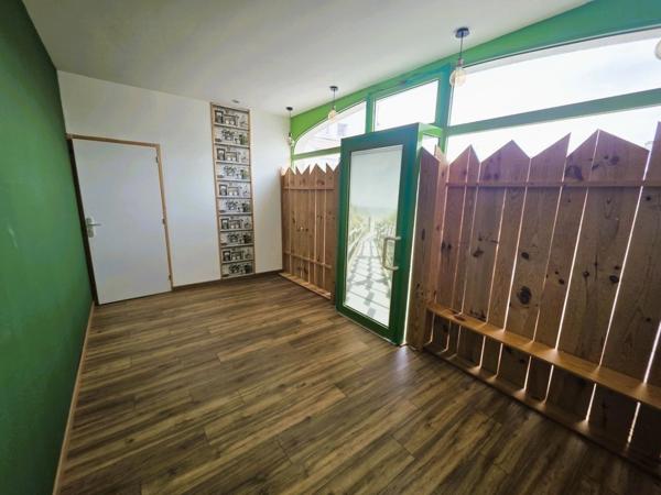 DOLUS D'OLÉRON (17) emplac n°1 en coeur de ville, A Louer Local/Bureau de 73m² donc 45m² de surface commerciale