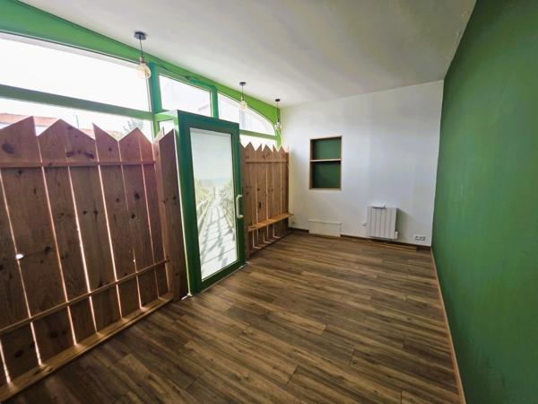 DOLUS D'OLÉRON (17) emplac n°1 en coeur de ville, A Louer Local/Bureau de 73m² donc 45m² de surface commerciale