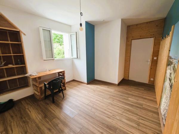 DOLUS D'OLÉRON (17) emplac n°1 en coeur de ville, A Louer Local/Bureau de 73m² donc 45m² de surface commerciale